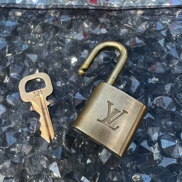 LOUIS VUITTON LOCK AND KEY #321 - Picture 1 of 6
